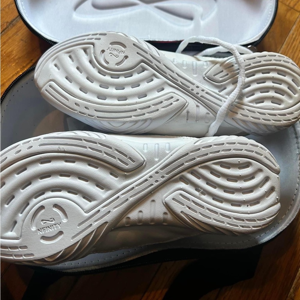 Brand  new size 5
Nfinity Evolution sneakers